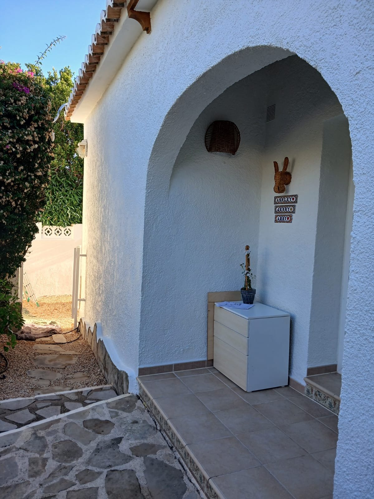 A freshly painted alcove nook with built-in seating